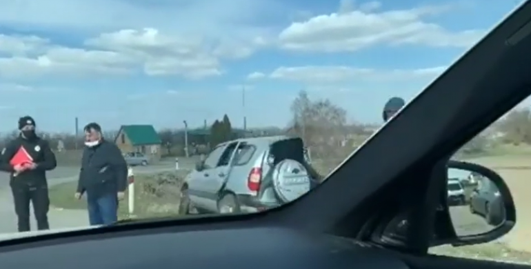 Молода водійка – у тяжкому стані: у ДТП біля Острога потрапили «Нива» і вантажівка (ВІДЕО)